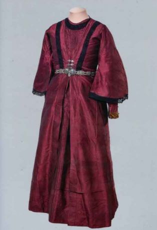 Праздничный народный костюм. Из собрания Исторического музея